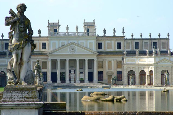 Villa Pisani, Italia